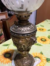 Antica lampada a petrolio/olio interamente lavorata in ottime condizioni 