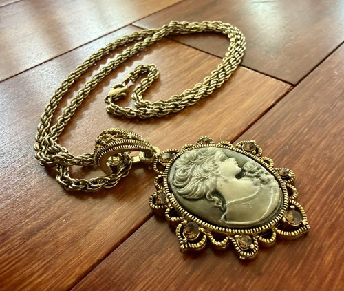 Collana con ciondolo lunetta