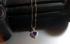 COLLANA CUORE IN ORO BIANCO 18 KT. TIT. 750 CON ZAFFIRO E BRILLANTI.