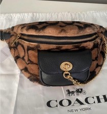 Borsa Coach X Jennifer Lopez con cintura a catena in shearling firmata