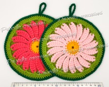 Coppia di presine all'uncinetto a forma di margherita