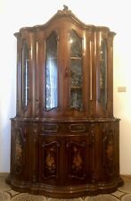 Credenza Barocco Intarsiato doppio corpo in Noce e Radica di Noce con vetrina.