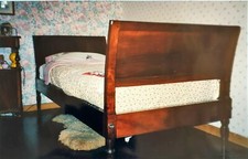 Letto antico in noce, stile