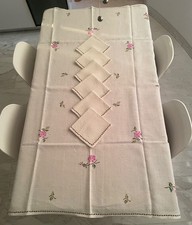 Tovaglia beige in puro lino - fattura artigianale ricamata a mano anni 70.