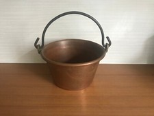 Vecchia pentola di rame vintage con manico in ferro 