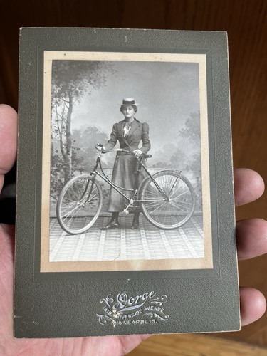 Antica foto armadio 1890 donna