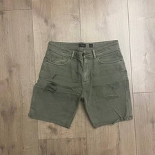pantaloncini verdi strappati