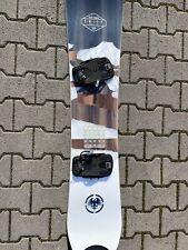 Snowboard Never Summer Swift 157 bianco/blu con attacchi step in