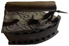 Antico ferro da stiro in ghisa