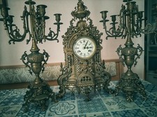 OROLOGIO DA TAVOLO IN OTTONE TIPO LUIGI XVI CON CANDELABRI VINTAGE ANTIQUARIATO
