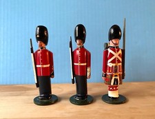 Lotto 3 soldatini giocattolo vintage in legno figure in legno intagliato stile Kirby Erzgebirge?