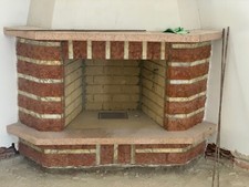 caminetto a legna ventilato con rivestimento in pietra e marmo