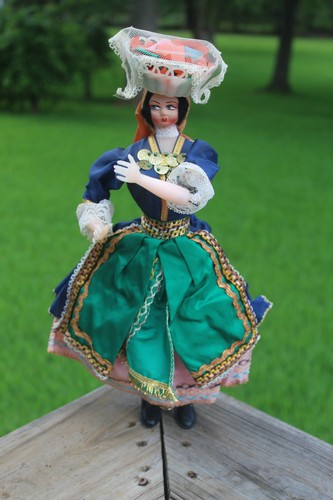 Bambola costume popolare