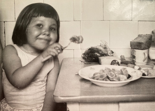 Bellissima ragazza che - , mangia