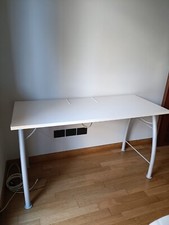 scrivania bianca con libreria pensile biancs