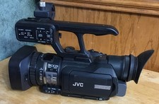 Videocamera portatile JVC GY-HM100U ProHD con obiettivo zoom Fujinon F = 3,7 mm ~ 37 mm 1:1,8