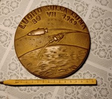 MEDAGLIONE PRESUMIBILMENTE IN OTTONE - L'UOMO SULLA LUNA 1969 VEDI FOTO