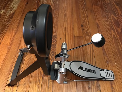 Alesis kick drum - pad, pedal