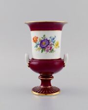 Antico vaso in porcellana Meissen con fiori dipinti a mano. Circa 1900