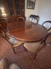 Tavolo rotondo allungabile con sei sedie