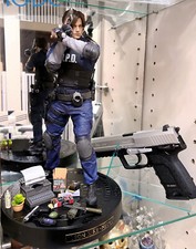 Gioco Resident Evil 2 Leon Scott Kennedy Scala 32 cm Statua Figura PVC con Pistola