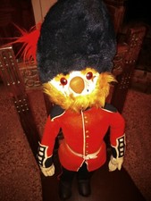 Grande pupazzo vintage in panno cane vestito da guardia reale inglese