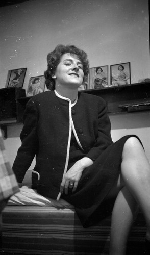 Jeune donna seduta - seduta, letto