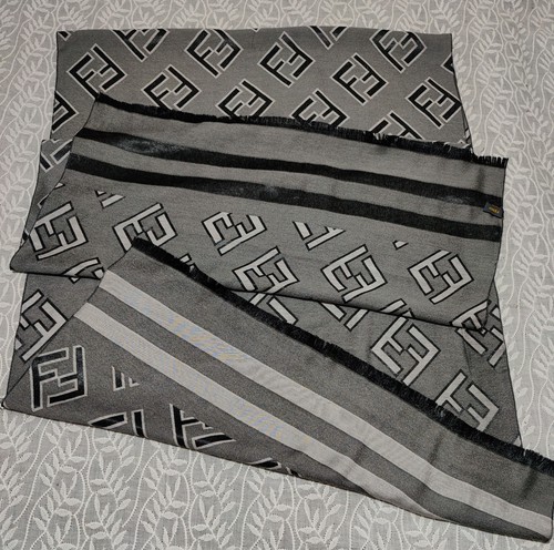 Sciarpa fendi scialle logo - sciarpa,