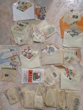 SCATOLA PIENA DI FRANCOBOLLI