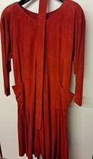 UN ABITO ELEGANTE DI PELLE ROSSA SCAMOSCIATA E MORBIDA. GONNA MOLTO AMPIA