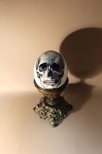  Cabinet De Curiosites: Teschio dipinto, Su uovo di struzzo, E Base Di Ferro 