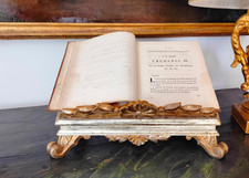 Leggio regolabile XVIII s. Legno intagliato, laccato e dorato a foglia oro.