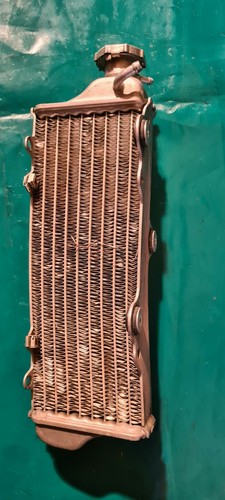 Radiateur côté avec bouchon