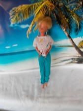 Bambola Barbie, con pantaloni