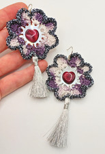 ORECCHINI FIORE VIOLA A UNCINETTO + CUORE ROSSO IN MADREPERLA +NAPPINA BOHO CHIC