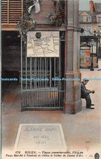 R394876 179 Rouen Plaque commemorative Place du Vieux Marche a lendroit ou selev