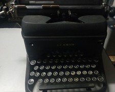Macchina da scrivere antica LC