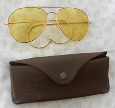 Occhiali da sole e custodia