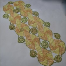 CENTRO  REALIZZATO A MANO AD UNCINETTO 94x40 cm