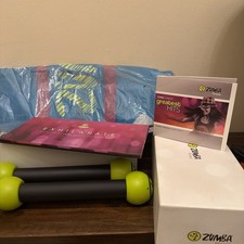 Zumba Fitness Exhilarate Greatest Hits 10 DVD 2 bastoncini tonificanti più borsa palestra nuova