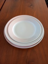 Servizio di 18 piatti in ceramica bianchi e rosa 