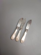 3 piccoli coltelli da burro in argento con manici in madreperla, 1956