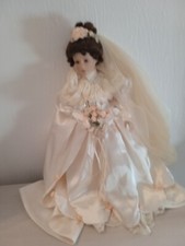 Bambola da collezione in abito da sposa rifinito accuratamente,avorio,alt cm.45,