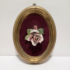 Fiore In Ceramica Smaltata Colorata Entro Cornice In Legno Ovale Con Tessuto