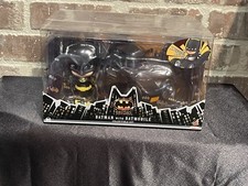 Cosbaby Batmobile Hot Toys (Batman 1989) con Batman inseribile.