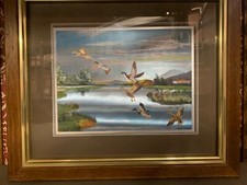 Quadro in lamina cangiante colorata, con cornice in legno (soggetto di caccia)