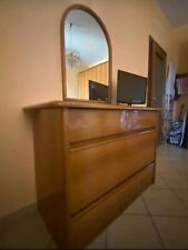 Camera da letto matrimoniale: struttura letto, due comodini e comò.