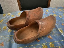 Due paia antichi zoccoli in