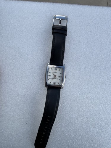 Orologio vestito fossili