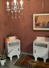 Coppia di comodini con cassetti in legno, colore bianco effetto cera